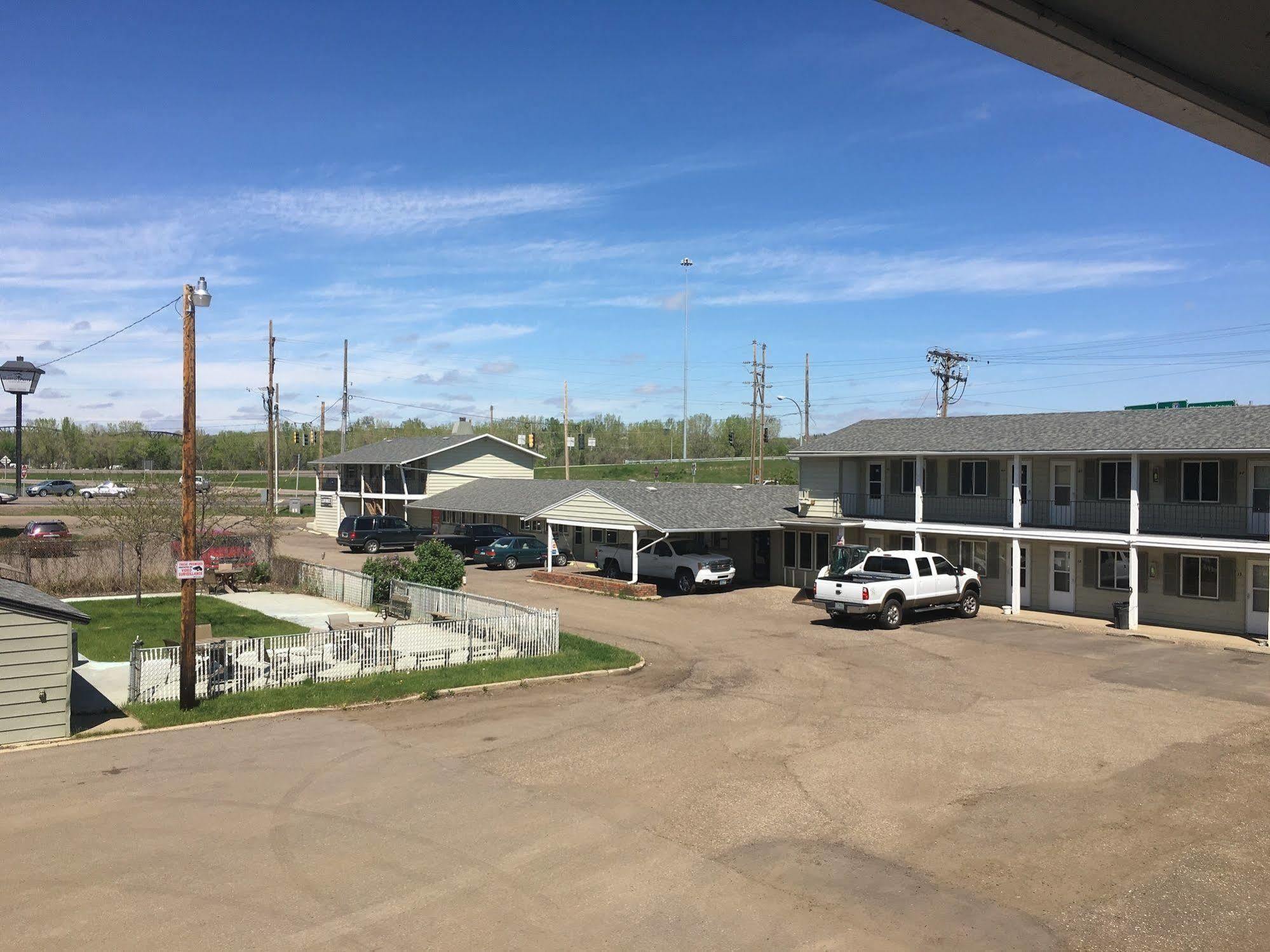 Colonial Motel And Rv Park Mandan Экстерьер фото