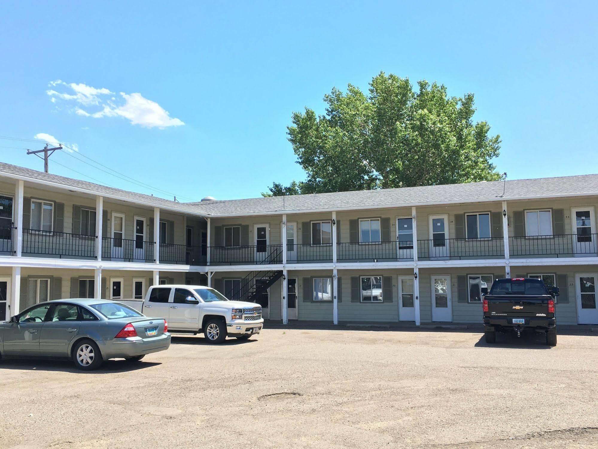 Colonial Motel And Rv Park Mandan Экстерьер фото