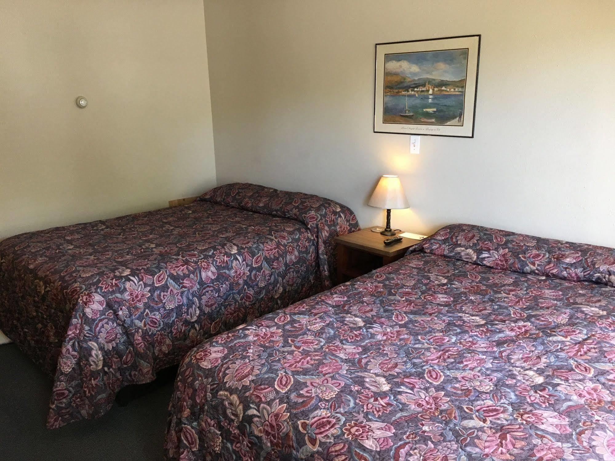 Colonial Motel And Rv Park Mandan Экстерьер фото
