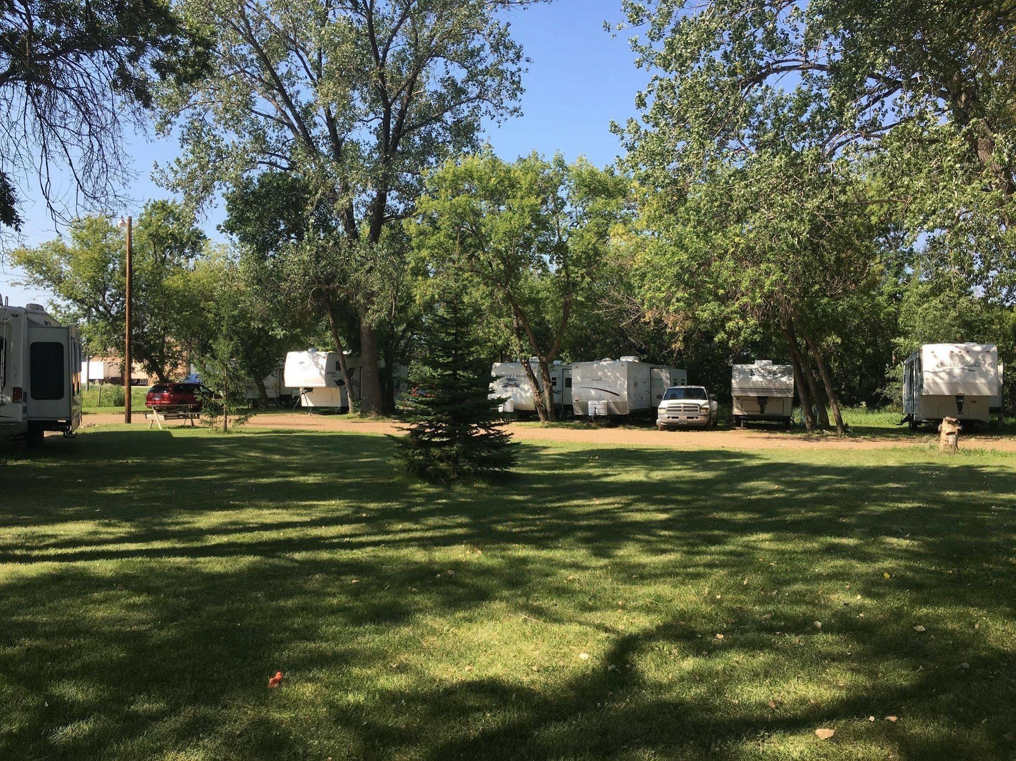Colonial Motel And Rv Park Mandan Экстерьер фото