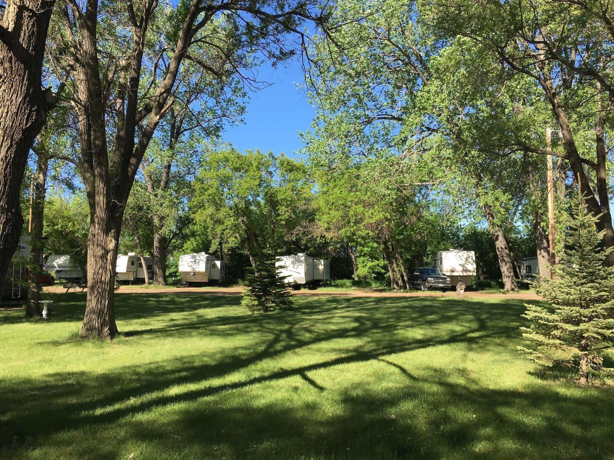 Colonial Motel And Rv Park Mandan Экстерьер фото